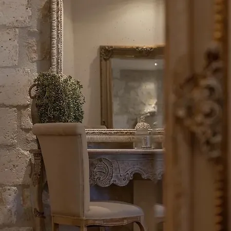 The West Wing, Chateau De La Couronne *