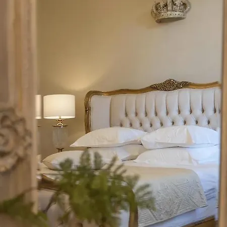The West Wing, Chateau De La Couronne 別荘 *